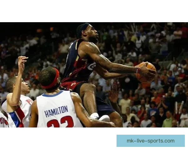 詹姆斯回顾生涯三大高光瞬间世纪封盖扣翻特里东决入选